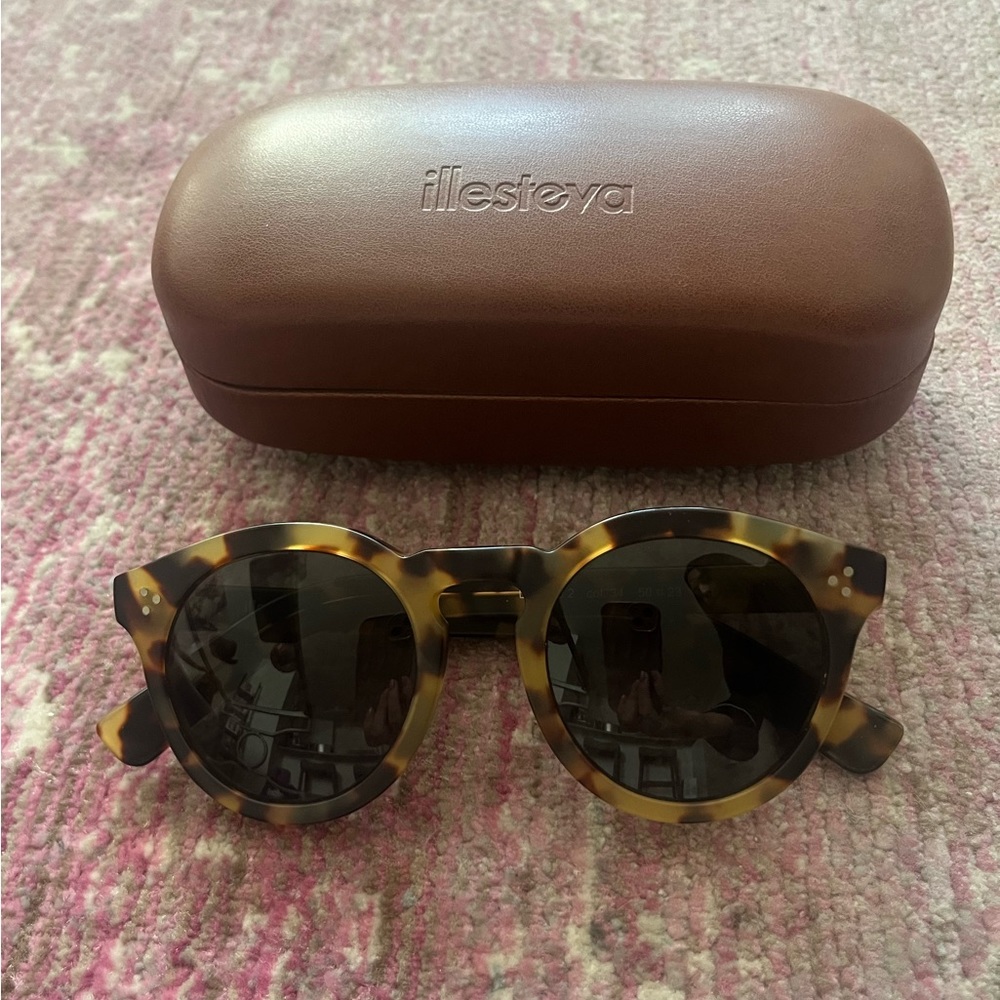 LIKE NEW Illesteva Leonard 2 Tortoise Sunglasses + Case